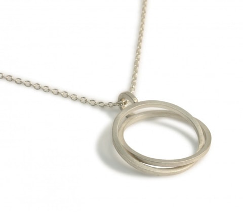 zilveren anker collier met een dubbele cirkel hanger