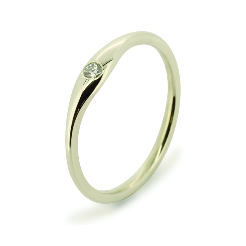 Elegant yellow gold ring with brilliant