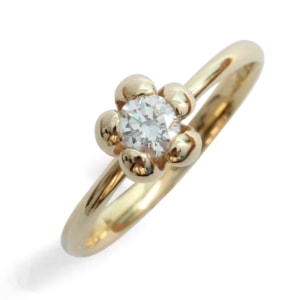 Yellow gold ring with diamond in flower setting
