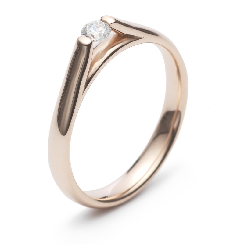 Red gold solitaire ring "Mezzo" with a brilliant cut diamond