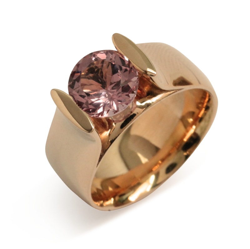 Red gold ring "Mezzo" with pink morganite