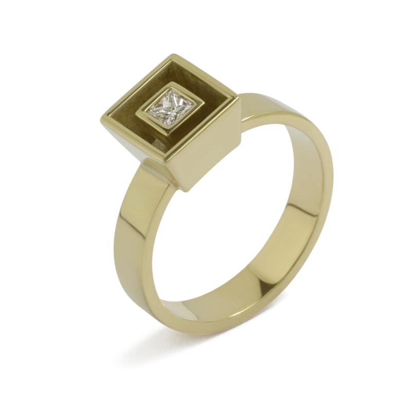 Yellow gold ring with princess-cut diamond
