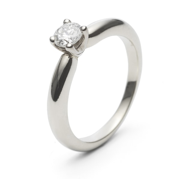 White gold solitaire ring with diamond