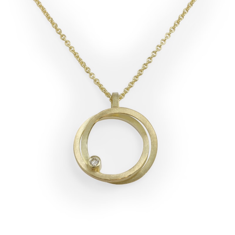 Gold circle pendant with brilliant cut diamond